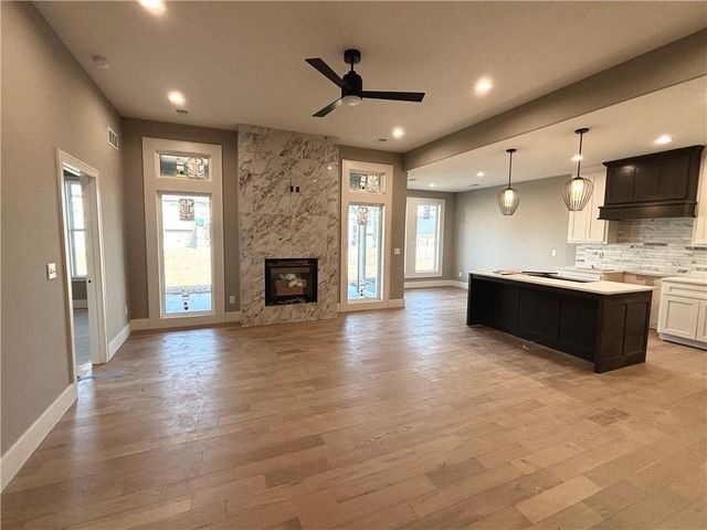 1206 NW 4th Street, Oak Grove, MO 64075