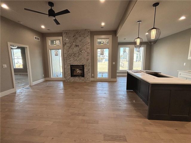 1206 NW 4th Street, Oak Grove, MO 64075