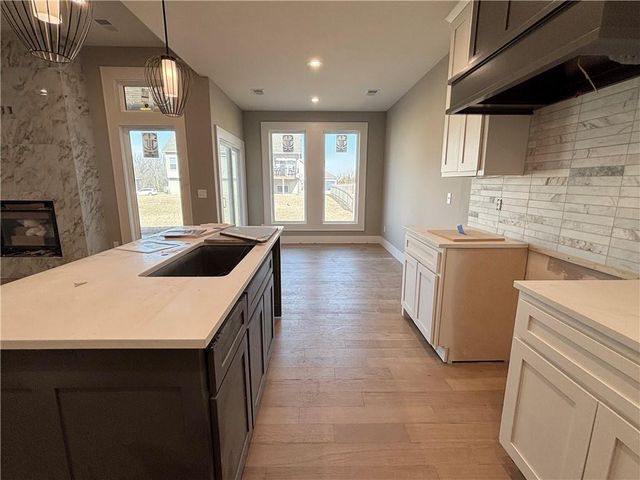 1206 NW 4th Street, Oak Grove, MO 64075