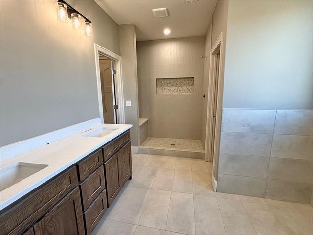 1206 NW 4th Street, Oak Grove, MO 64075