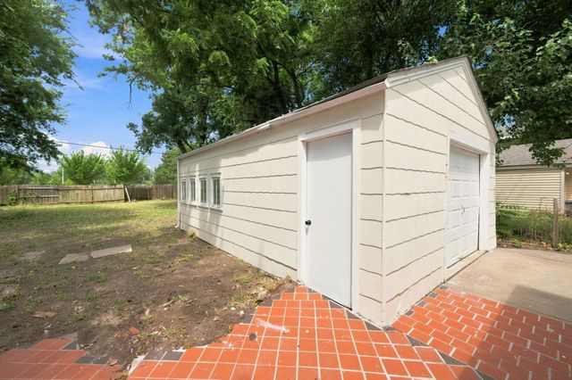 2101 S Madison Ave, Wichita, KS 67211