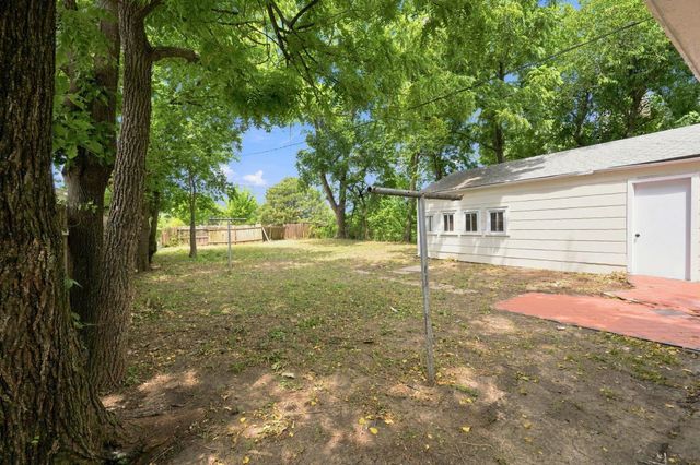 2101 S Madison Ave, Wichita, KS 67211