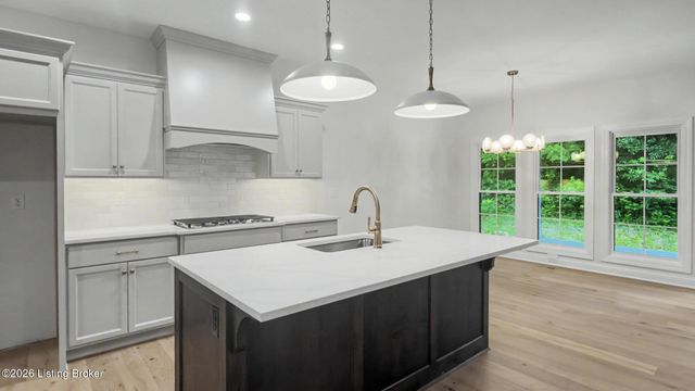4005 Thomas Farm Dr, Louisville, KY 40299