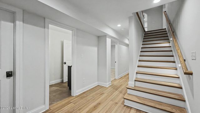 4005 Thomas Farm Dr, Louisville, KY 40299