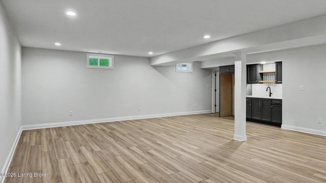4005 Thomas Farm Dr, Louisville, KY 40299