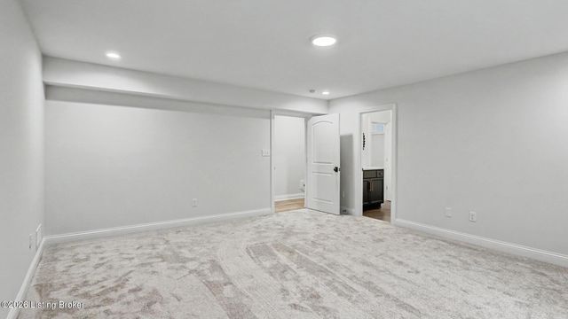 4005 Thomas Farm Dr, Louisville, KY 40299