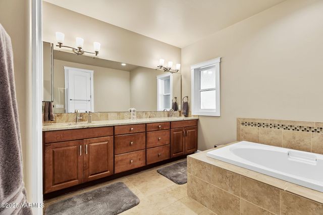 2200 S 76th Ave, Yakima, WA 98903