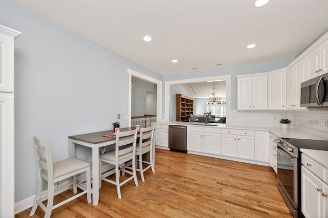 8114 Cobblestone Court, Urbandale, IA 50322