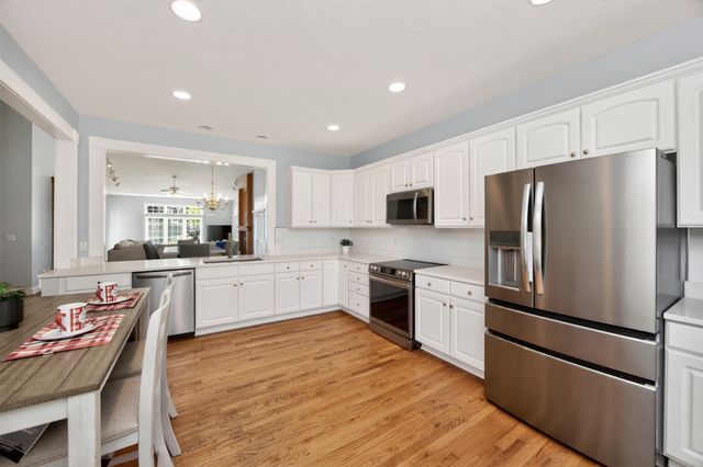 8114 Cobblestone Court, Urbandale, IA 50322