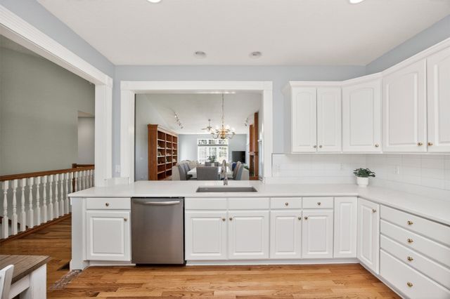 8114 Cobblestone Court, Urbandale, IA 50322