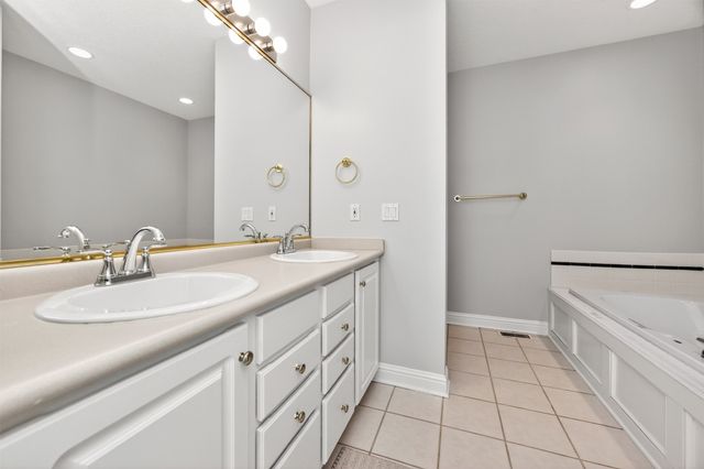 8114 Cobblestone Court, Urbandale, IA 50322