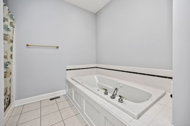 8114 Cobblestone Court, Urbandale, IA 50322