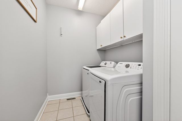 8114 Cobblestone Court, Urbandale, IA 50322