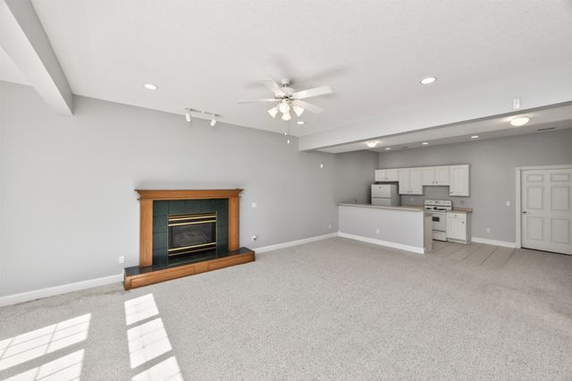8114 Cobblestone Court, Urbandale, IA 50322