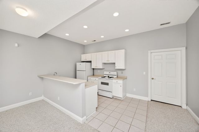 8114 Cobblestone Court, Urbandale, IA 50322