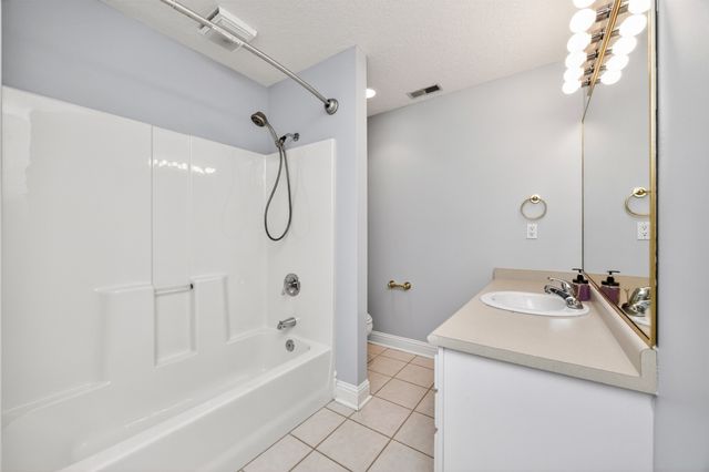 8114 Cobblestone Court, Urbandale, IA 50322