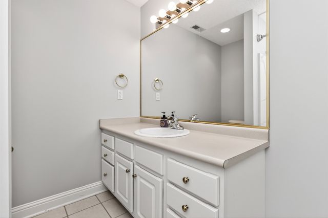 8114 Cobblestone Court, Urbandale, IA 50322