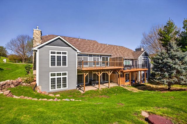 8114 Cobblestone Court, Urbandale, IA 50322