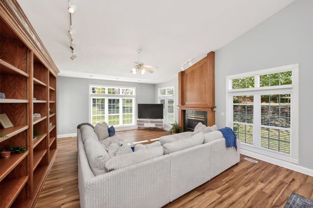 8114 Cobblestone Court, Urbandale, IA 50322