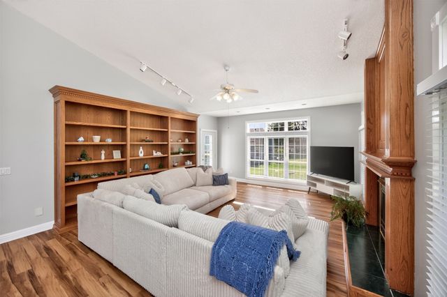 8114 Cobblestone Court, Urbandale, IA 50322