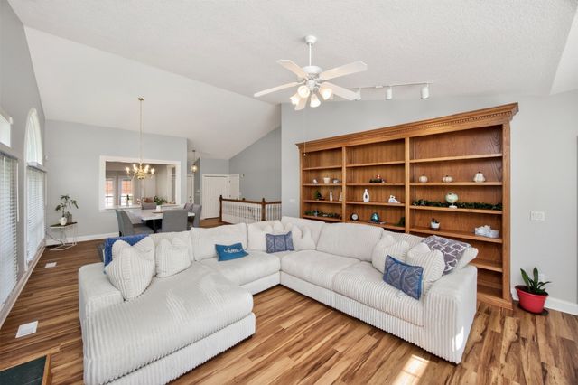 8114 Cobblestone Court, Urbandale, IA 50322