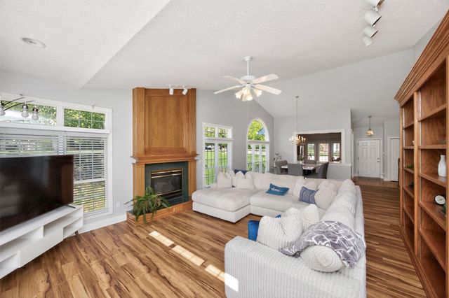 8114 Cobblestone Court, Urbandale, IA 50322