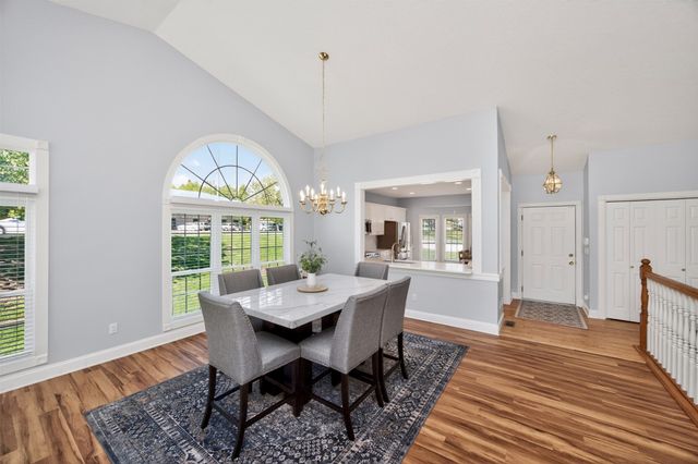8114 Cobblestone Court, Urbandale, IA 50322