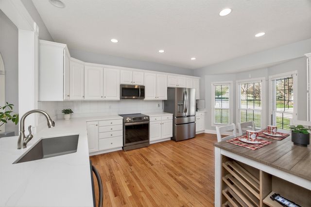 8114 Cobblestone Court, Urbandale, IA 50322
