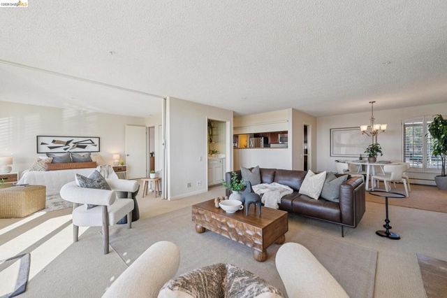 5405 Carlton St 202, Oakland, CA 94618