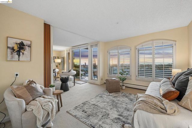 5405 Carlton St 202, Oakland, CA 94618