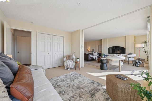 5405 Carlton St 202, Oakland, CA 94618