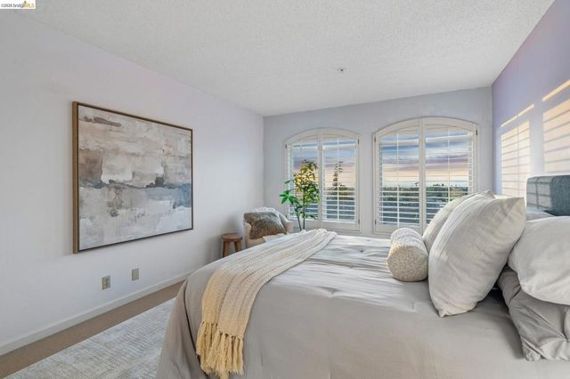5405 Carlton St 202, Oakland, CA 94618