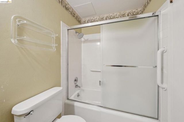 5405 Carlton St 202, Oakland, CA 94618