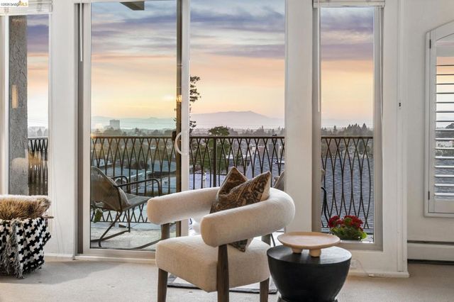 5405 Carlton St 202, Oakland, CA 94618
