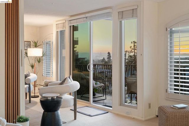 5405 Carlton St 202, Oakland, CA 94618
