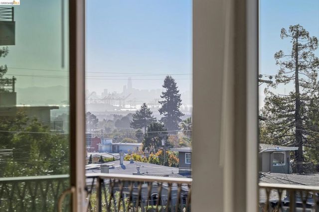 5405 Carlton St 202, Oakland, CA 94618