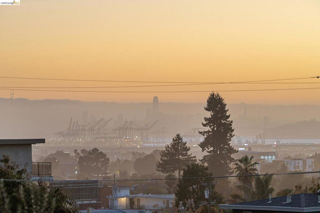 5405 Carlton St 202, Oakland, CA 94618