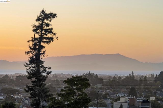 5405 Carlton St 202, Oakland, CA 94618