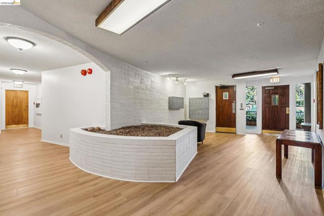 5405 Carlton St 202, Oakland, CA 94618