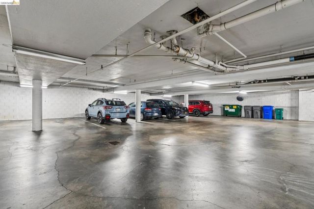 5405 Carlton St 202, Oakland, CA 94618