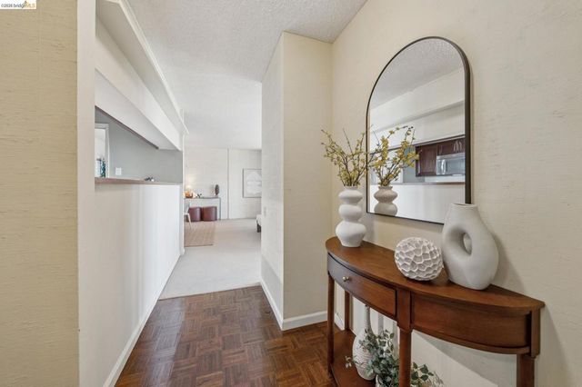 5405 Carlton St 202, Oakland, CA 94618