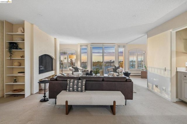 5405 Carlton St 202, Oakland, CA 94618