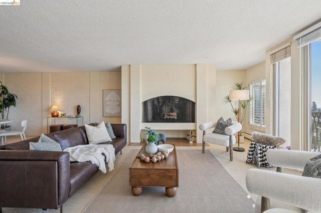 5405 Carlton St 202, Oakland, CA 94618