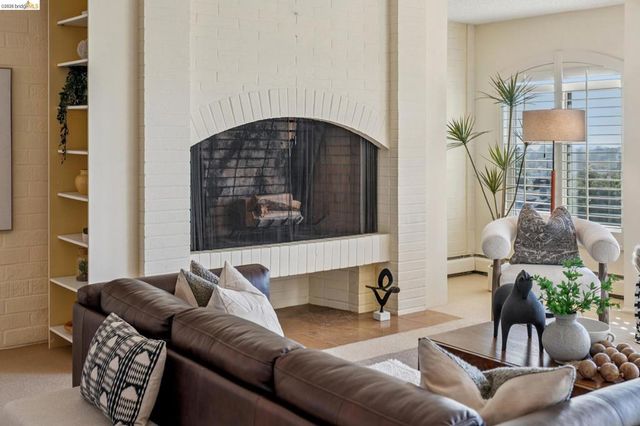 5405 Carlton St 202, Oakland, CA 94618