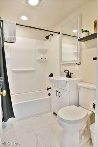 374 Meadowbrook Avenue SE, Warren, OH 44483