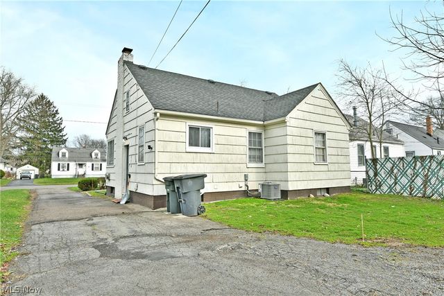 374 Meadowbrook Avenue SE, Warren, OH 44483