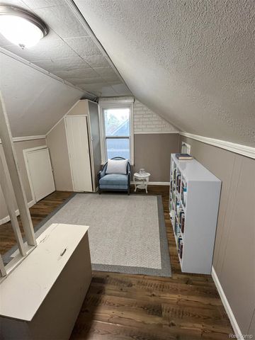 23096 HAWTHORNE Street, Farmington, MI 48336