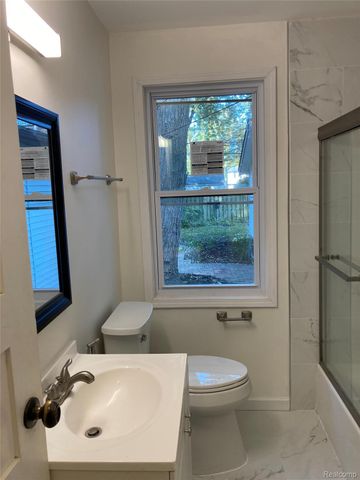 23096 HAWTHORNE Street, Farmington, MI 48336