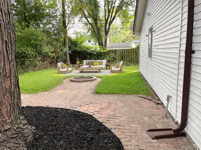 23096 HAWTHORNE Street, Farmington, MI 48336