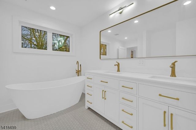 77 Elmwood Dr, Livingston Twp., NJ 07039